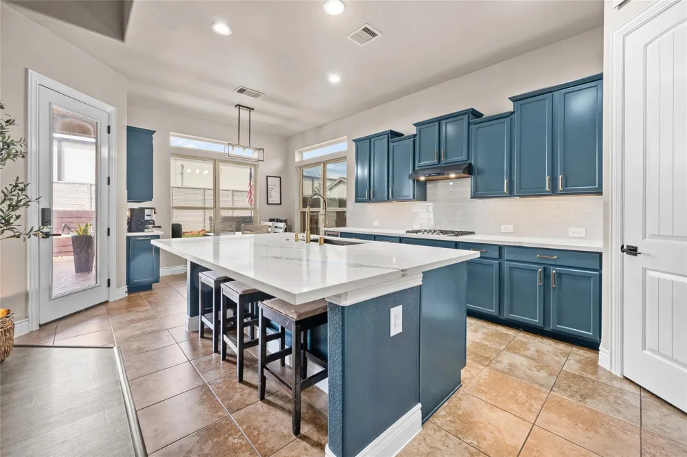 12411 Emerald Lane Mont Belvieu, TX 77535
