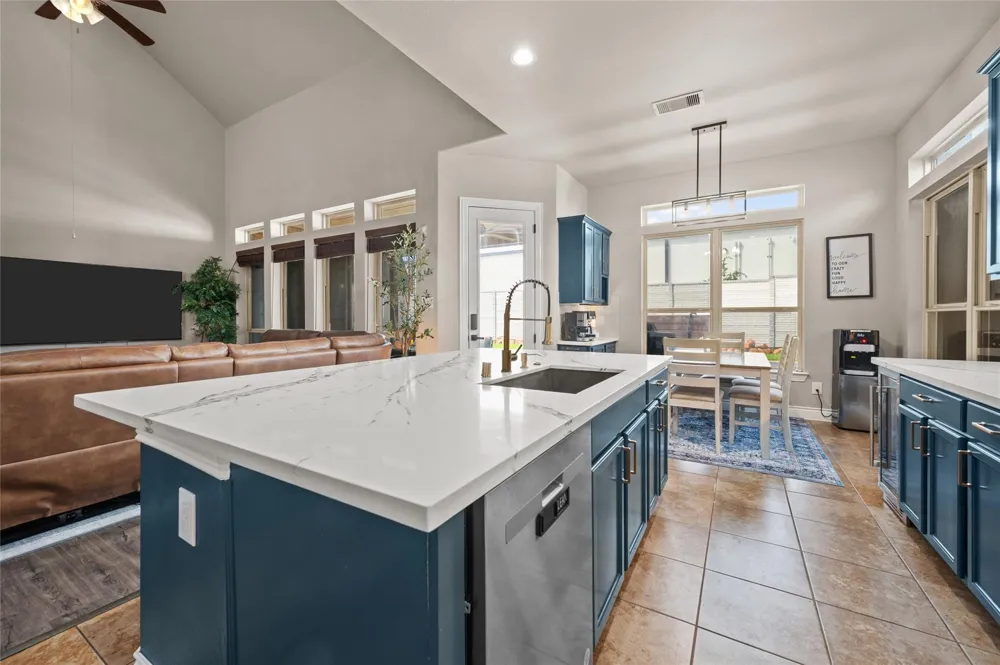 12411 Emerald Lane Mont Belvieu, TX 77535