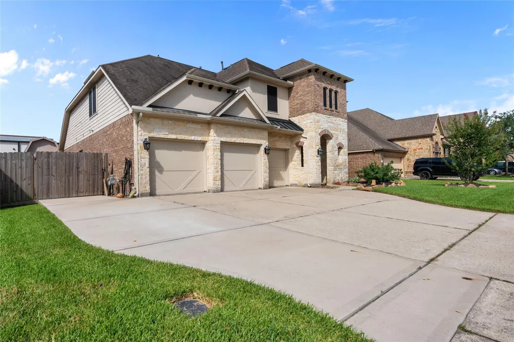 12411 Emerald Lane Mont Belvieu, TX 77535
