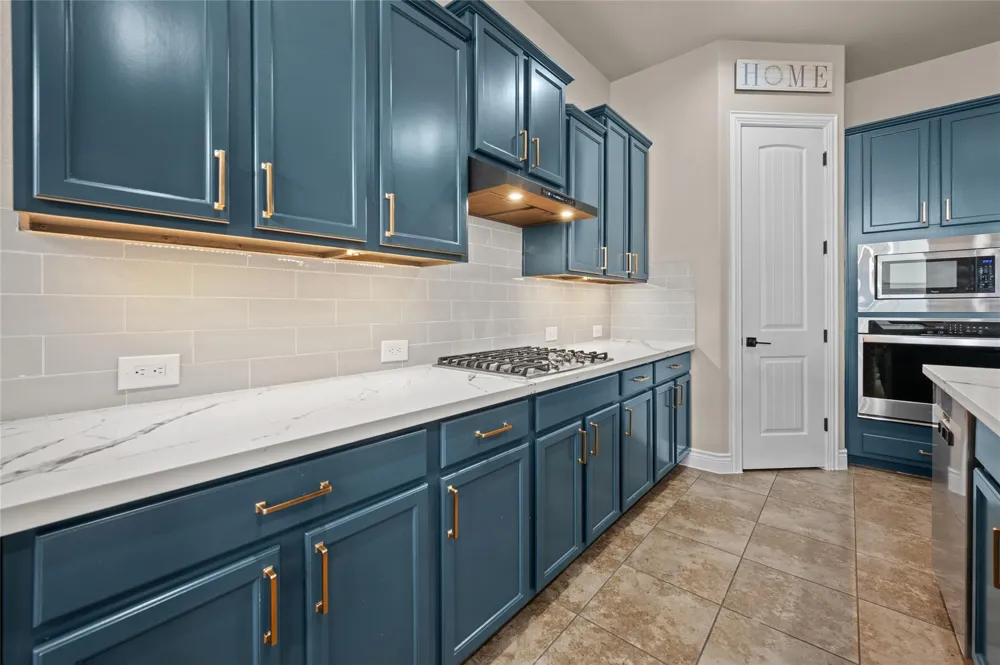 12411 Emerald Lane Mont Belvieu, TX 77535