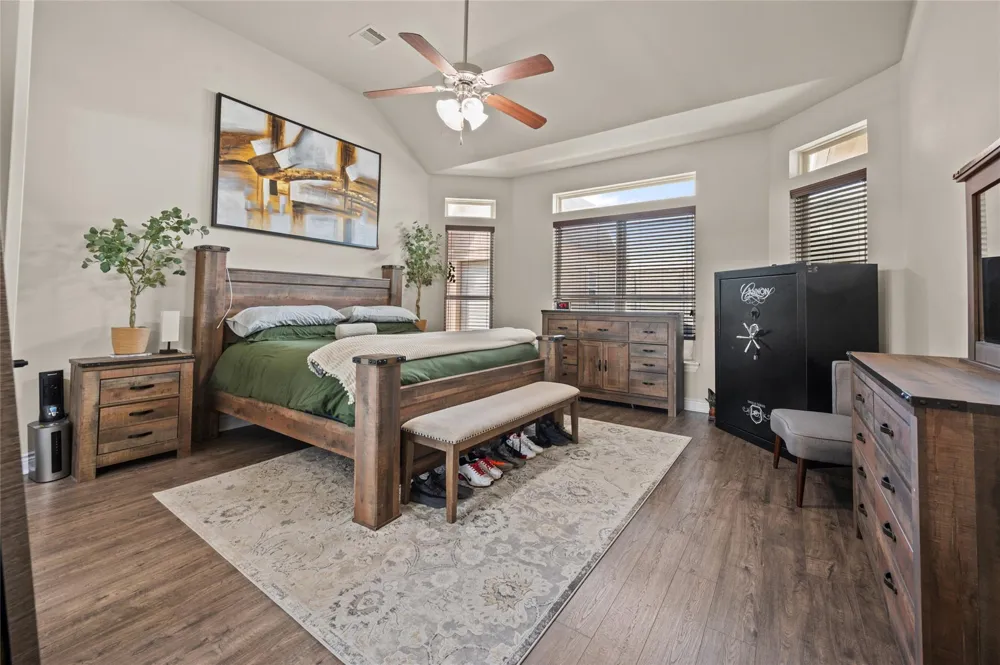 12411 Emerald Lane Mont Belvieu, TX 77535