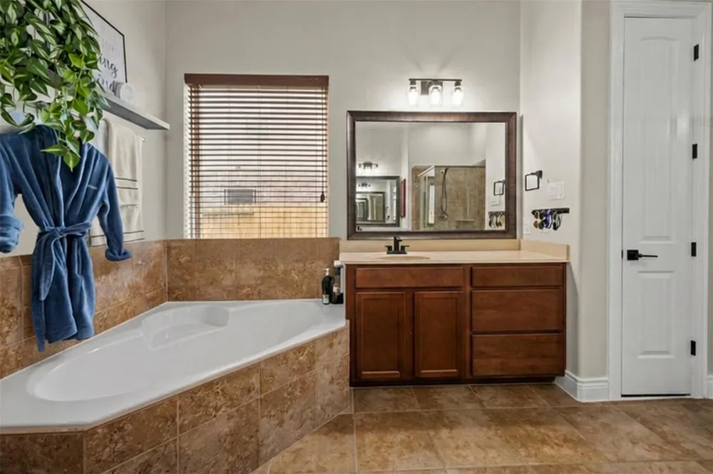 12411 Emerald Lane Mont Belvieu, TX 77535