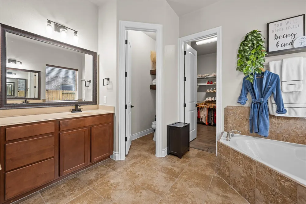 12411 Emerald Lane Mont Belvieu, TX 77535
