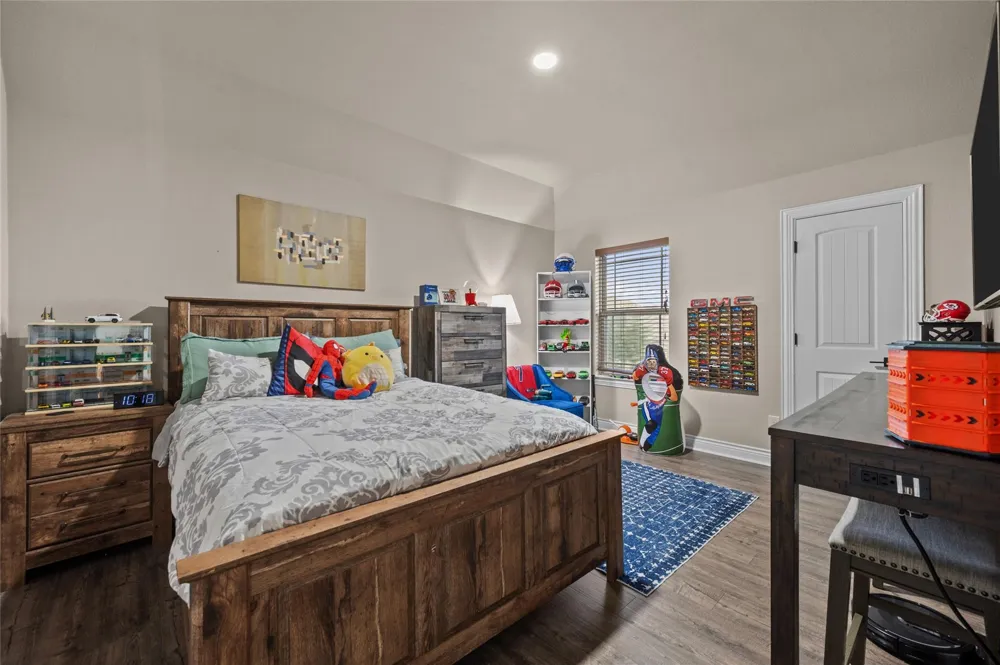 12411 Emerald Lane Mont Belvieu, TX 77535