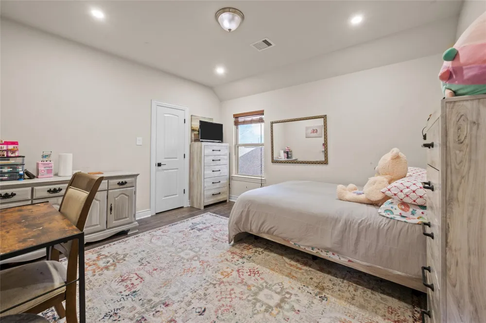 12411 Emerald Lane Mont Belvieu, TX 77535