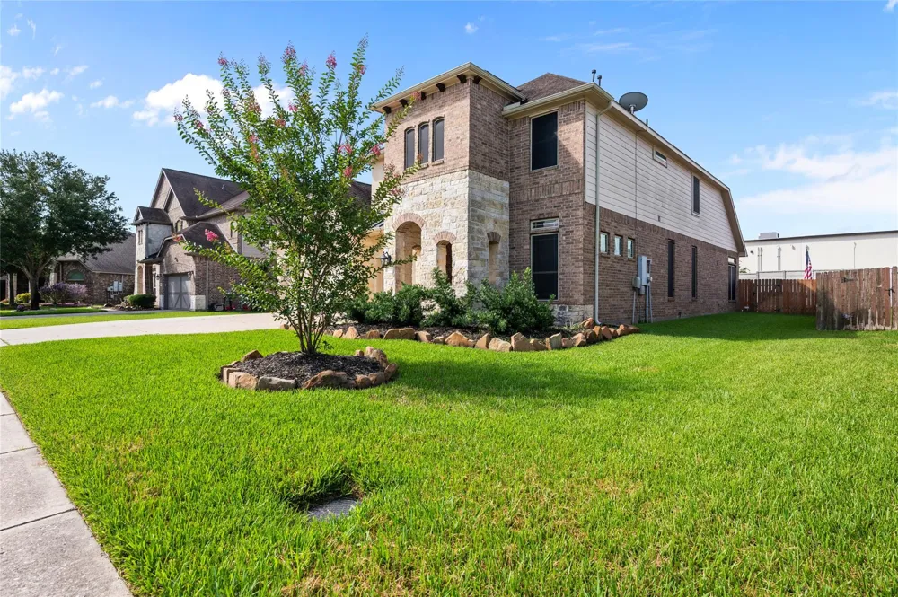 12411 Emerald Lane Mont Belvieu, TX 77535