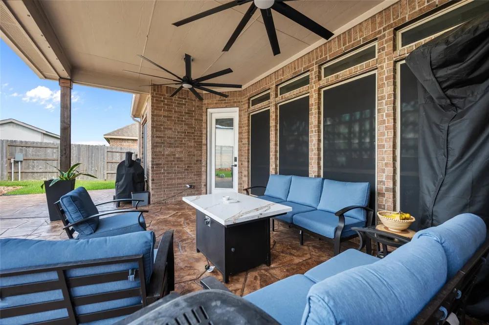 12411 Emerald Lane Mont Belvieu, TX 77535