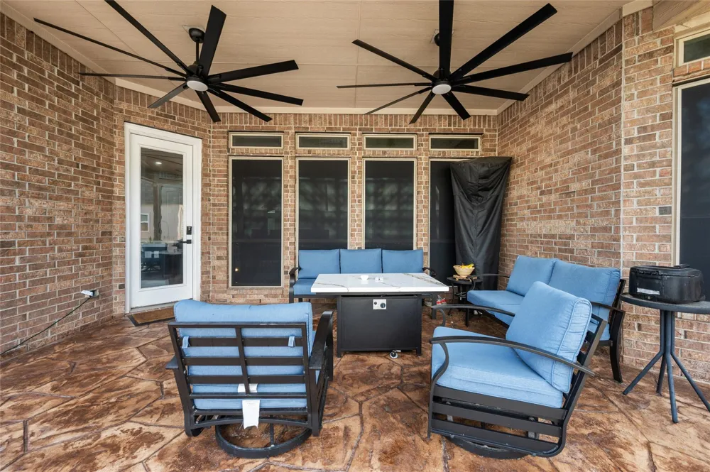 12411 Emerald Lane Mont Belvieu, TX 77535