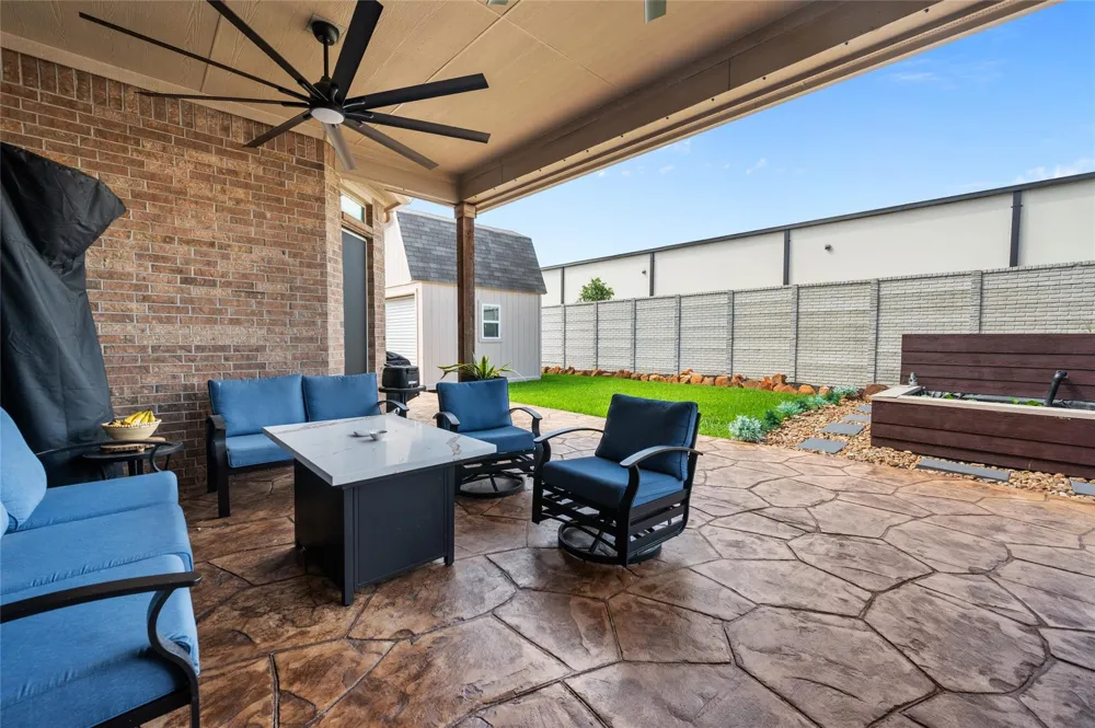 12411 Emerald Lane Mont Belvieu, TX 77535