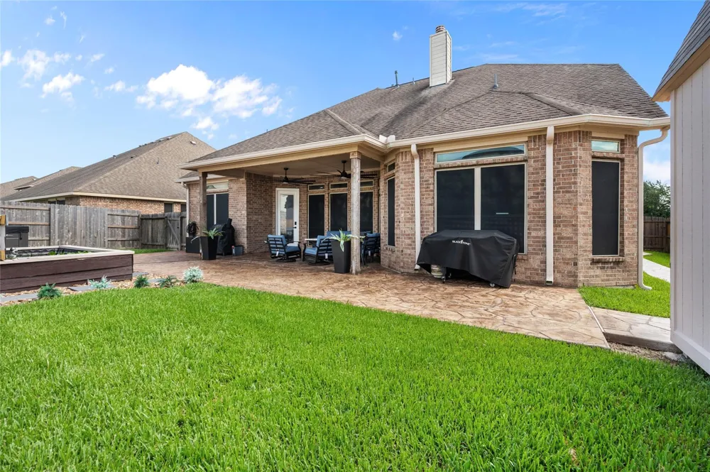 12411 Emerald Lane Mont Belvieu, TX 77535