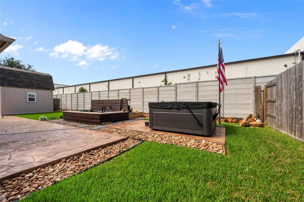 12411 Emerald Lane Mont Belvieu, TX 77535
