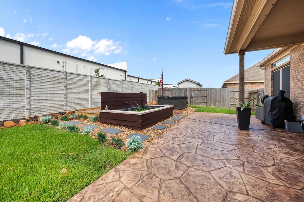 12411 Emerald Lane Mont Belvieu, TX 77535