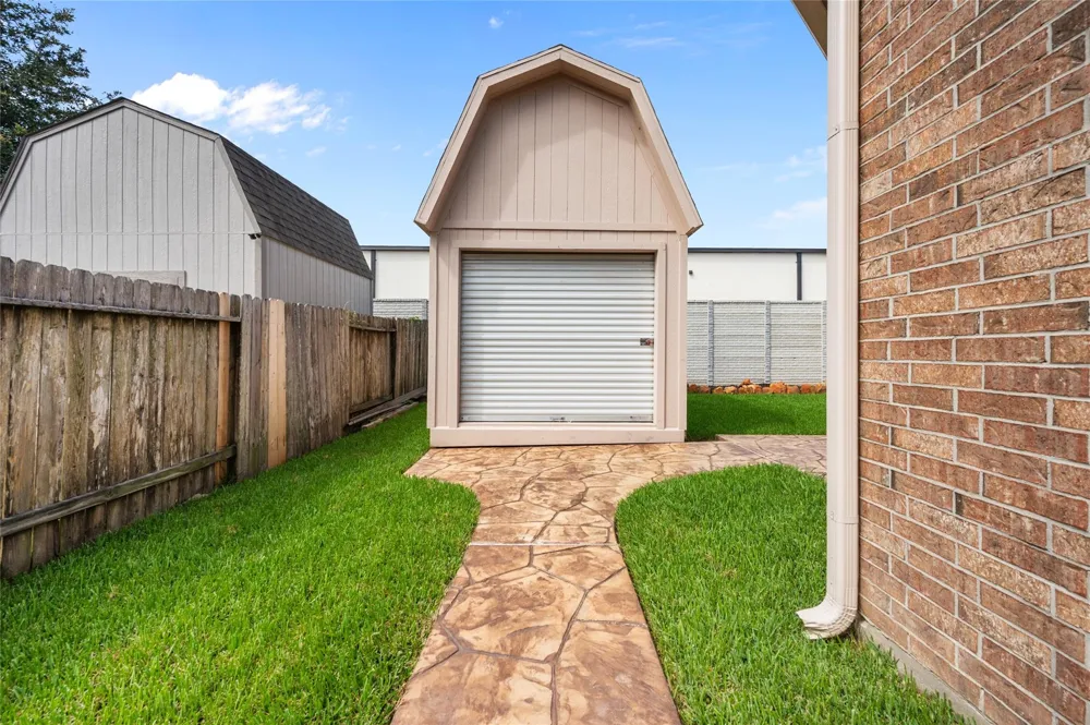 12411 Emerald Lane Mont Belvieu, TX 77535