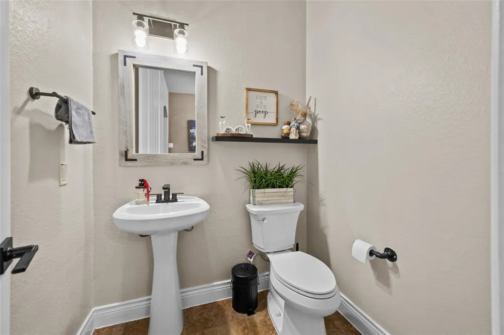 12411 Emerald Lane Mont Belvieu, TX 77535