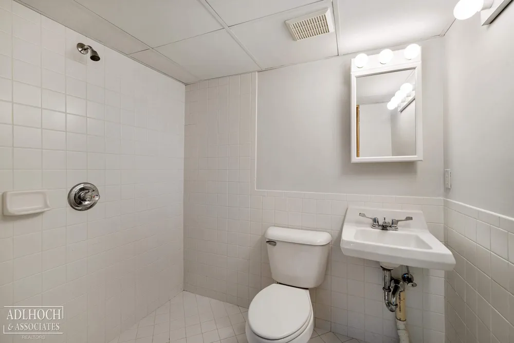 21473 Goethe Street Grosse Pointe Woods City, MI 48236