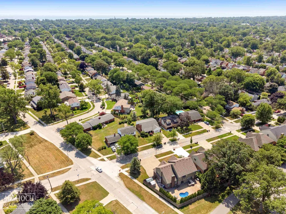 21473 Goethe Street Grosse Pointe Woods City, MI 48236