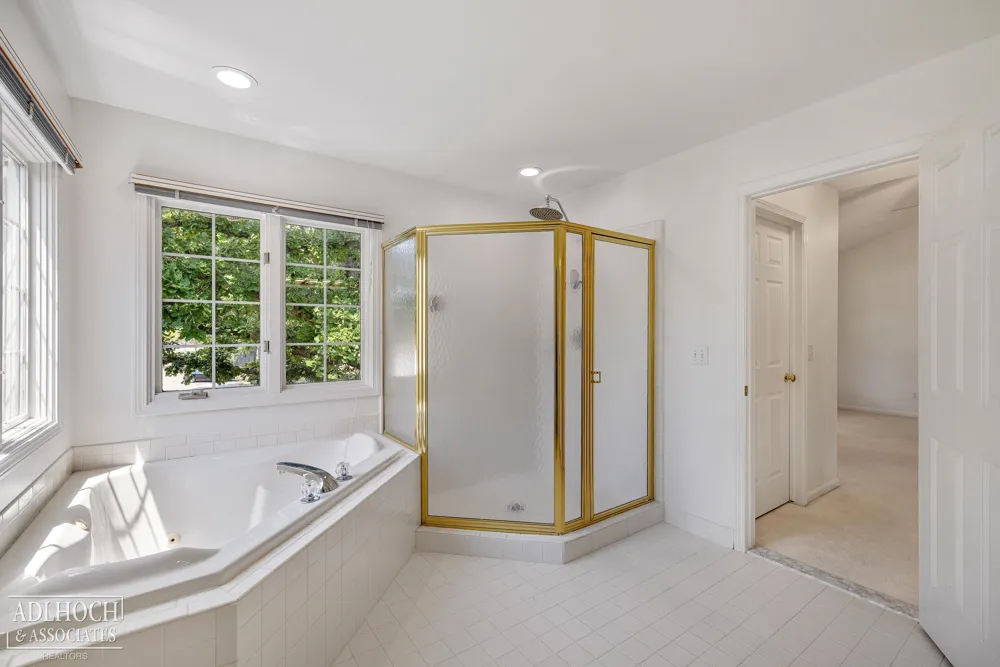 21473 Goethe Street Grosse Pointe Woods City, MI 48236