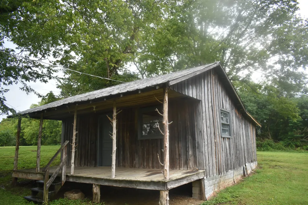4 Price Ln Pleasant Shade, TN 37145