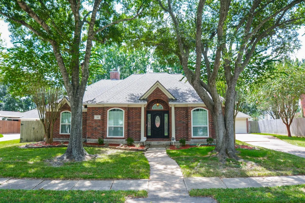 705 Eagle Lakes Drive Friendswood, TX 77546