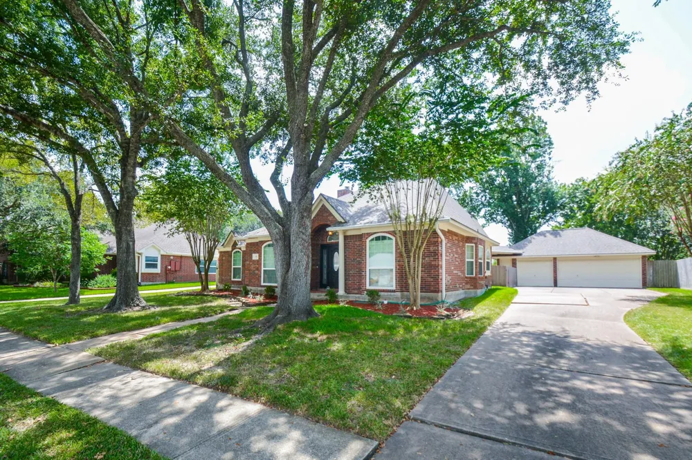 705 Eagle Lakes Drive Friendswood, TX 77546