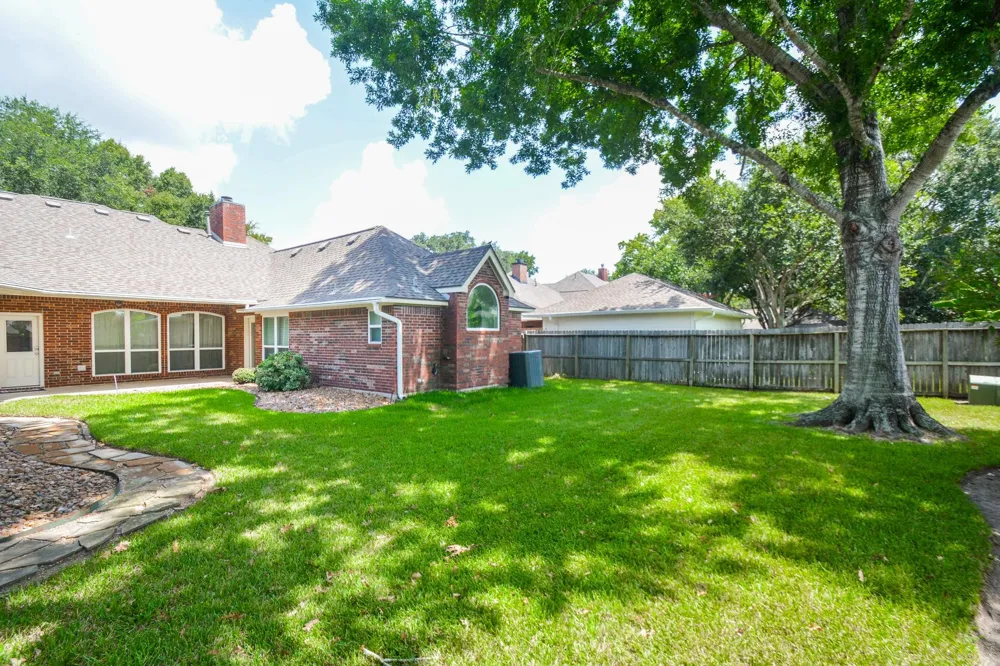705 Eagle Lakes Drive Friendswood, TX 77546