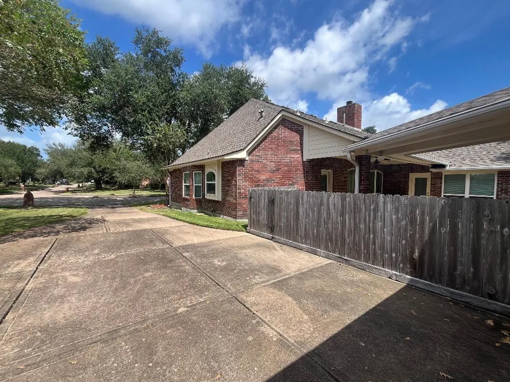 705 Eagle Lakes Drive Friendswood, TX 77546