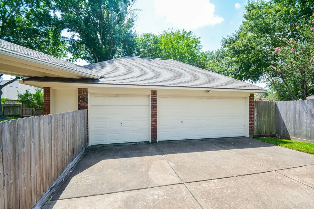 705 Eagle Lakes Drive Friendswood, TX 77546