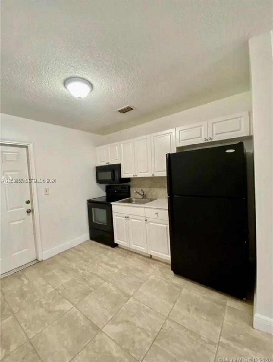 4141 SW 20th St #3 West Park, FL 33023