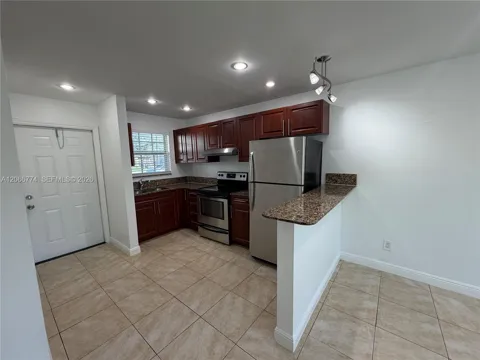 5621 SW 36th Ct #105