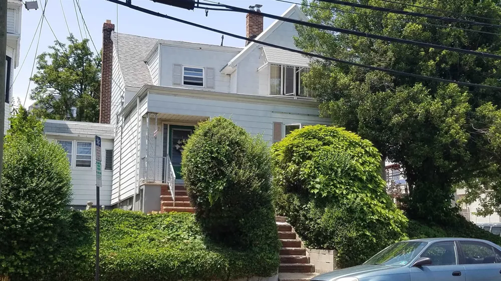 683 AVENUE E Bayonne, NJ 07002