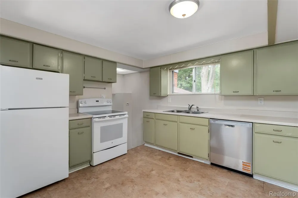548 Oakland Street Orion Charter Township, MI 48362