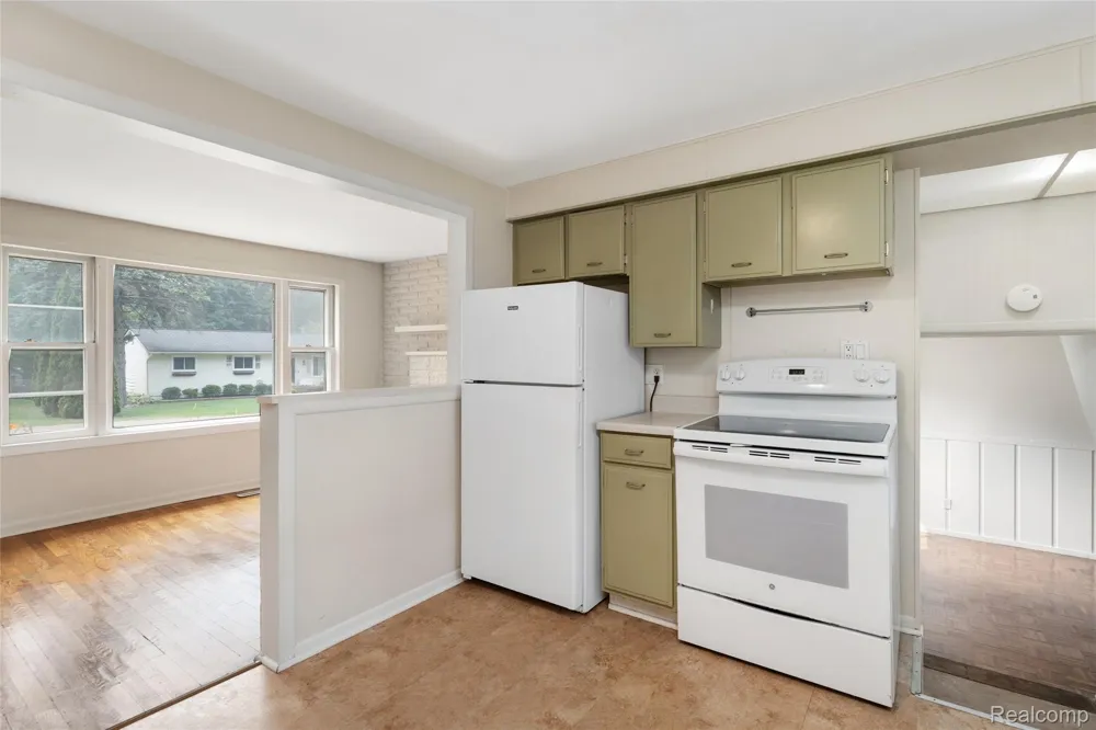 548 Oakland Street Orion Charter Township, MI 48362