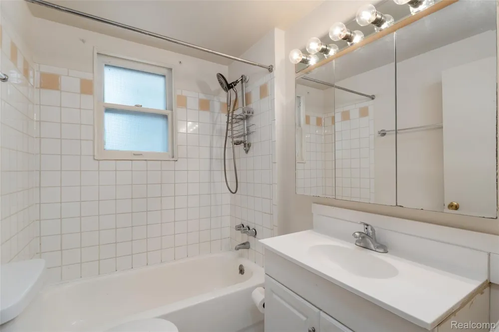 548 Oakland Street Orion Charter Township, MI 48362