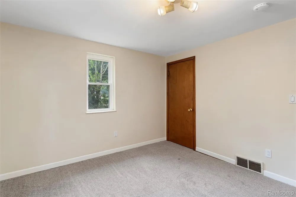 548 Oakland Street Orion Charter Township, MI 48362