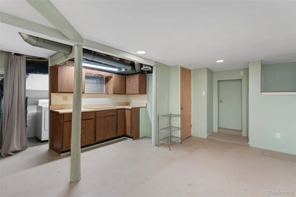 548 Oakland Street Orion Charter Township, MI 48362