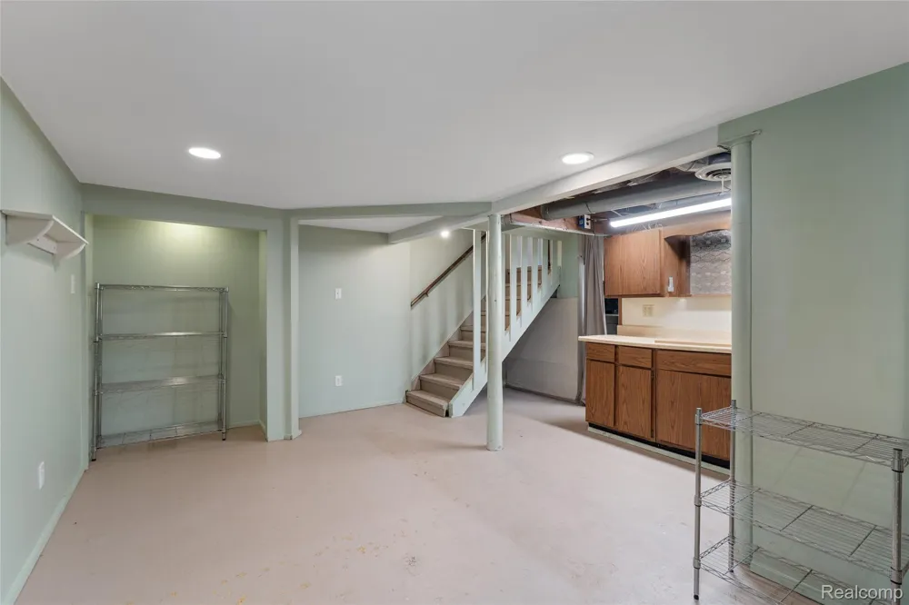 548 Oakland Street Orion Charter Township, MI 48362