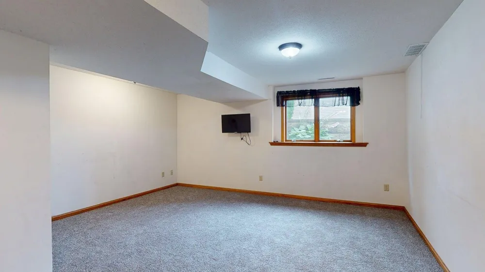 635 NW 6th Street NW Plainview, MN 55964