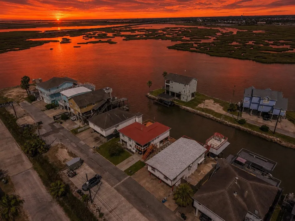 116 Bayou Vista Drive Hitchcock, TX 77563