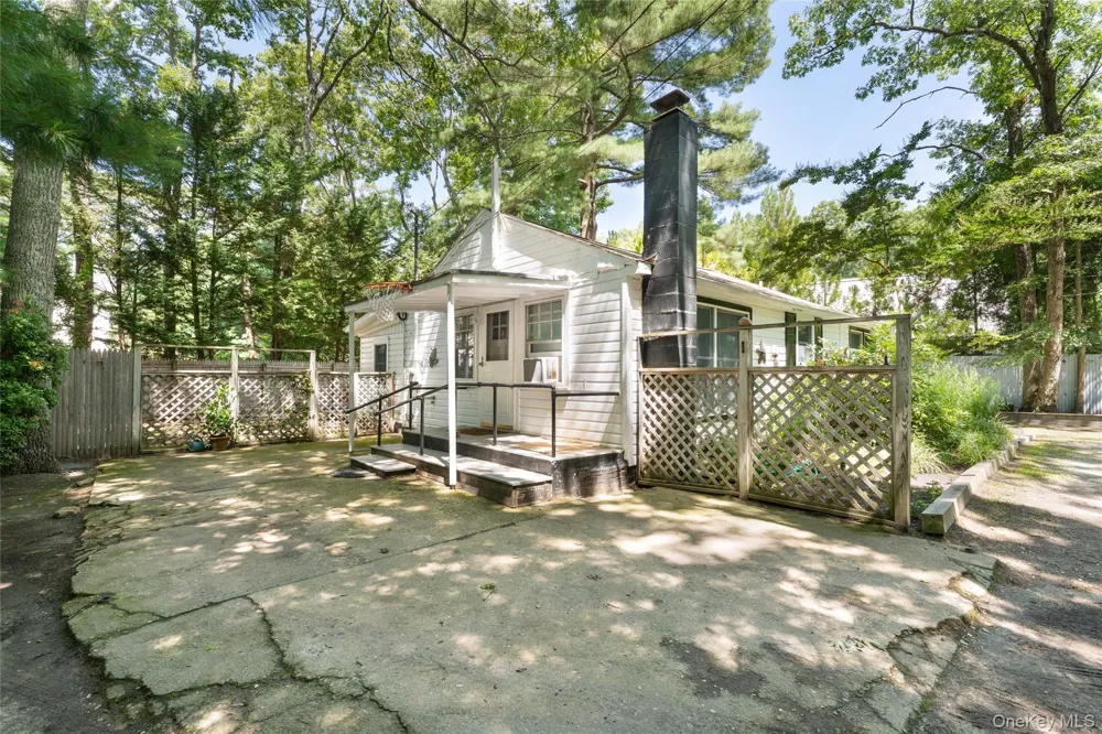 141 W Neck Road Southampton, NY 11968