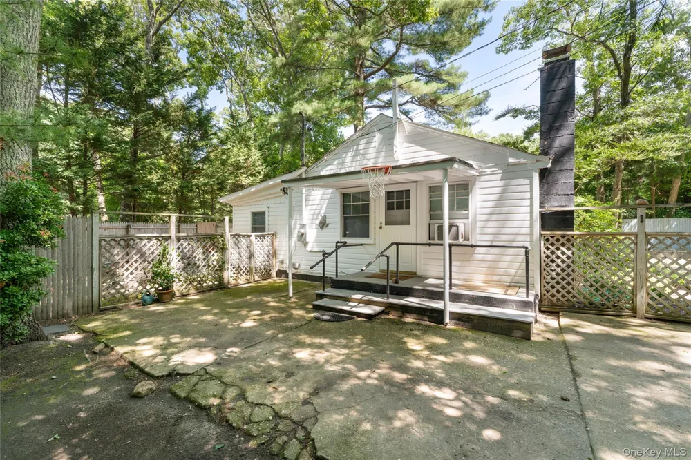 141 W Neck Road Southampton, NY 11968