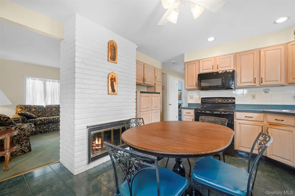 77 Pilgrim Lane Westbury, NY 11590