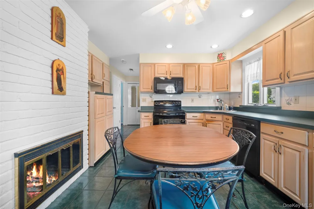 77 Pilgrim Lane Westbury, NY 11590