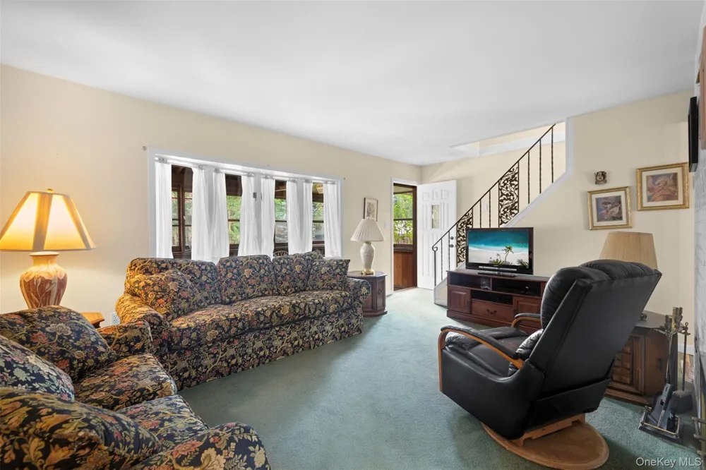 77 Pilgrim Lane Westbury, NY 11590