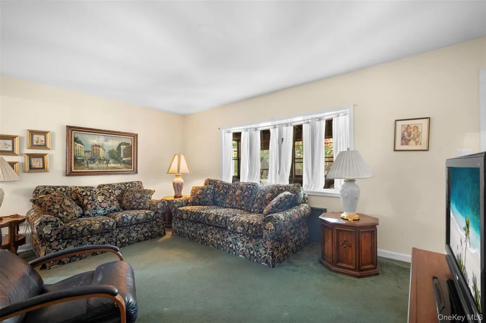 77 Pilgrim Lane Westbury, NY 11590