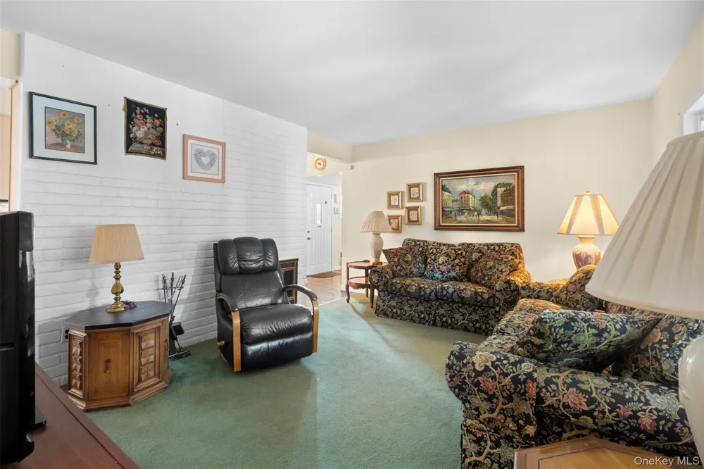 77 Pilgrim Lane Westbury, NY 11590