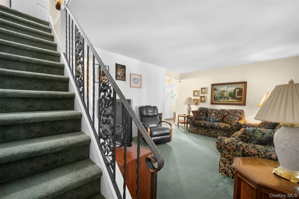 77 Pilgrim Lane Westbury, NY 11590