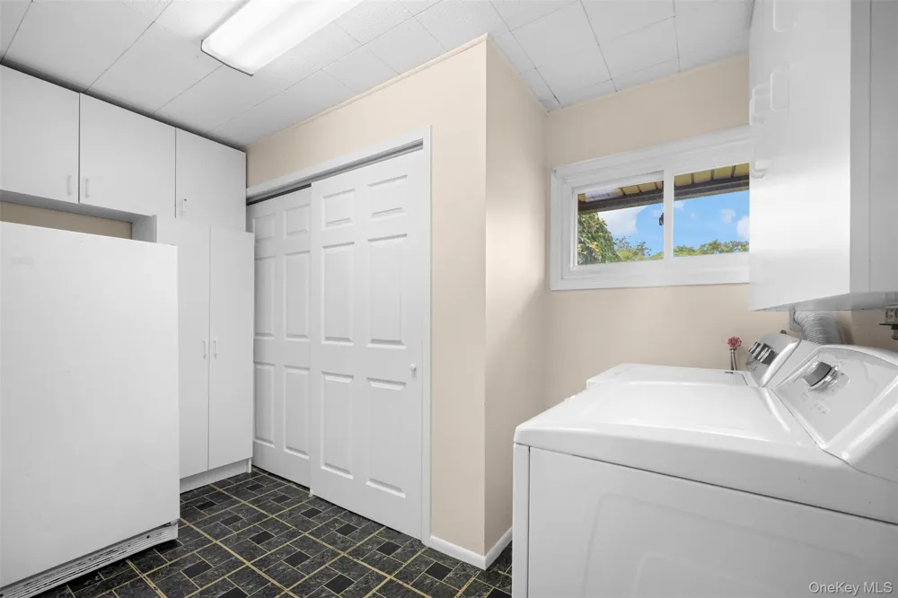 77 Pilgrim Lane Westbury, NY 11590