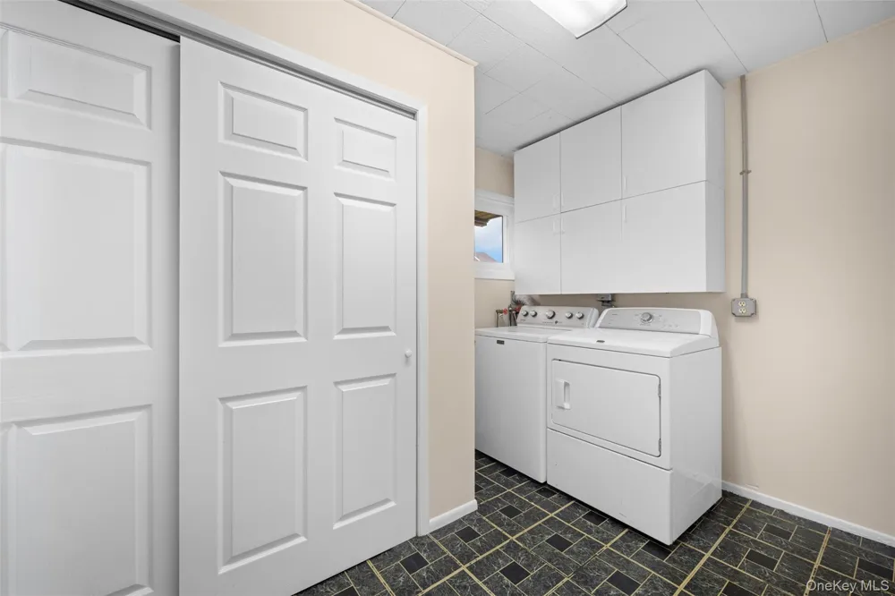 77 Pilgrim Lane Westbury, NY 11590