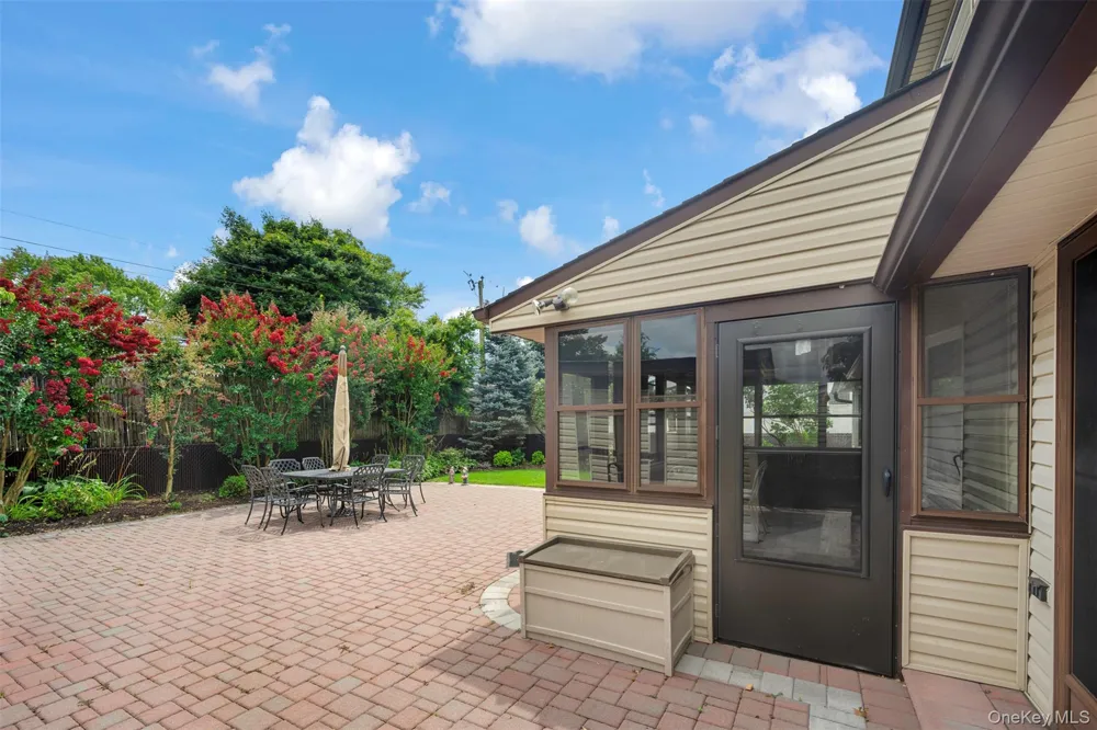77 Pilgrim Lane Westbury, NY 11590