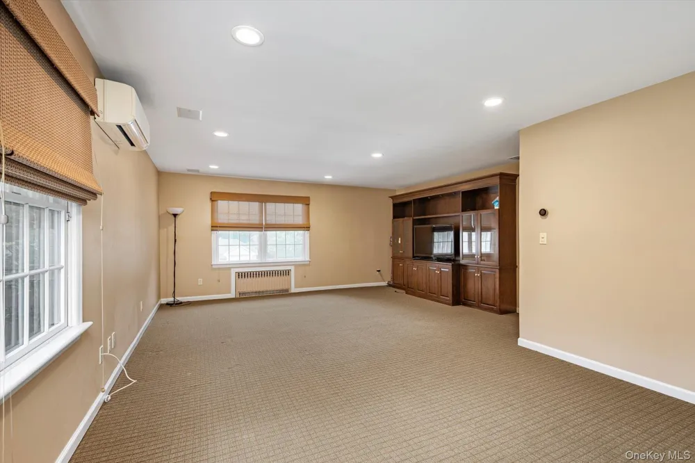 73 Revere Road East Hills, NY 11577